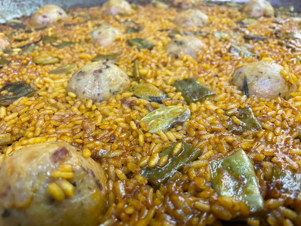 Paella mit Hackbällchen